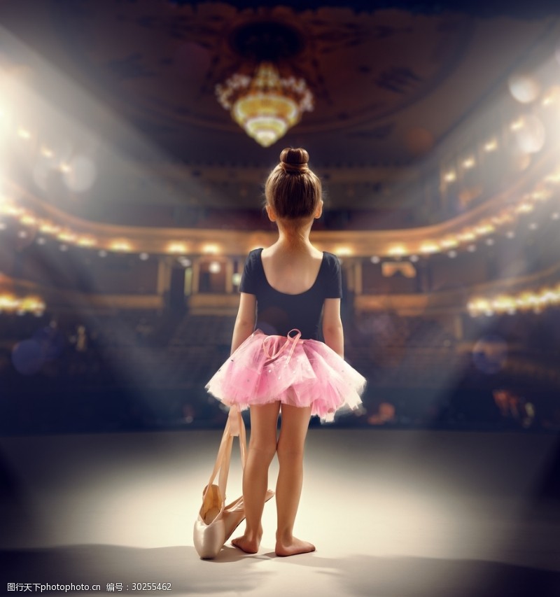 学舞蹈的孩子舞台上的女孩