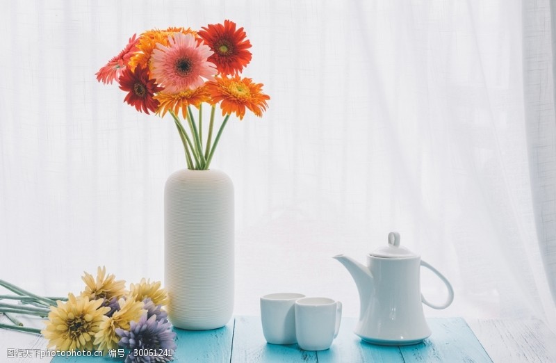 午后背景花瓶与茶具