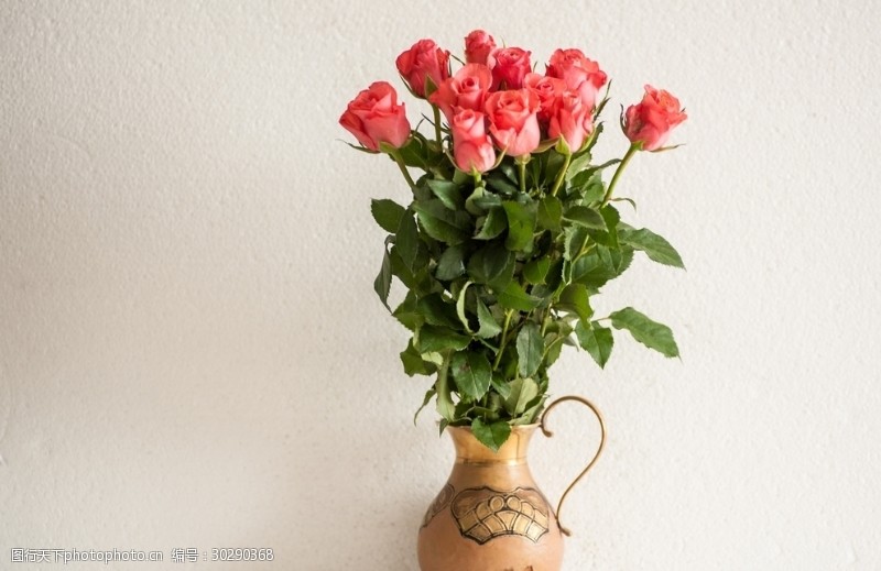 粉色玫瑰花束花瓶里的粉色玫瑰花