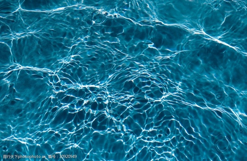 泉水湛蓝清澈的水