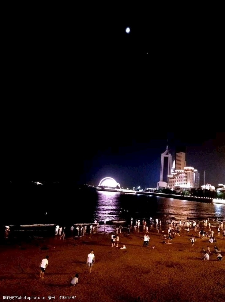 青岛灯光夜晚的沙滩
