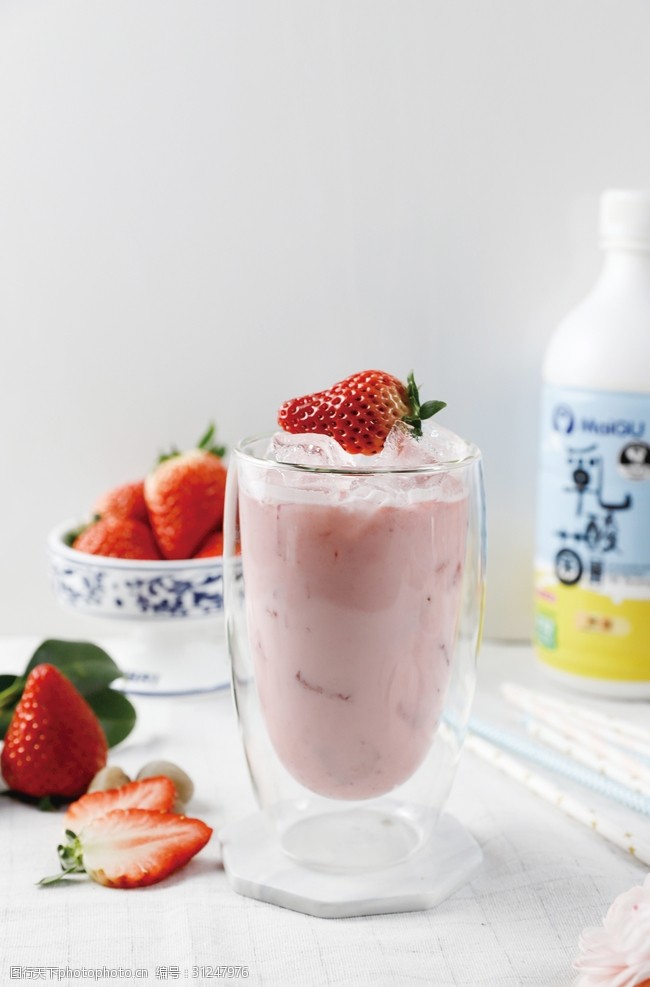 冷冻食品宣传单草莓酸奶奶茶