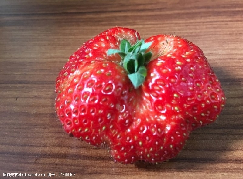 特殊形状花朵形状的草莓