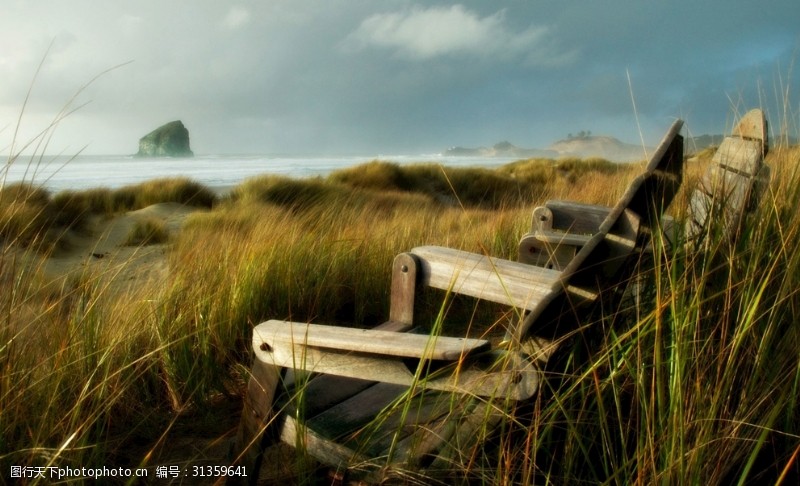 高清纸张海岸上的折叠木椅子图