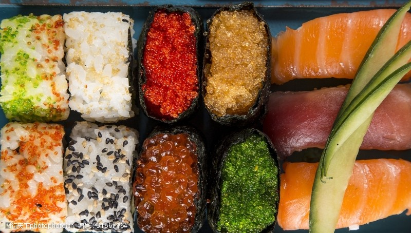 新鲜寿司整齐摆放着的寿司