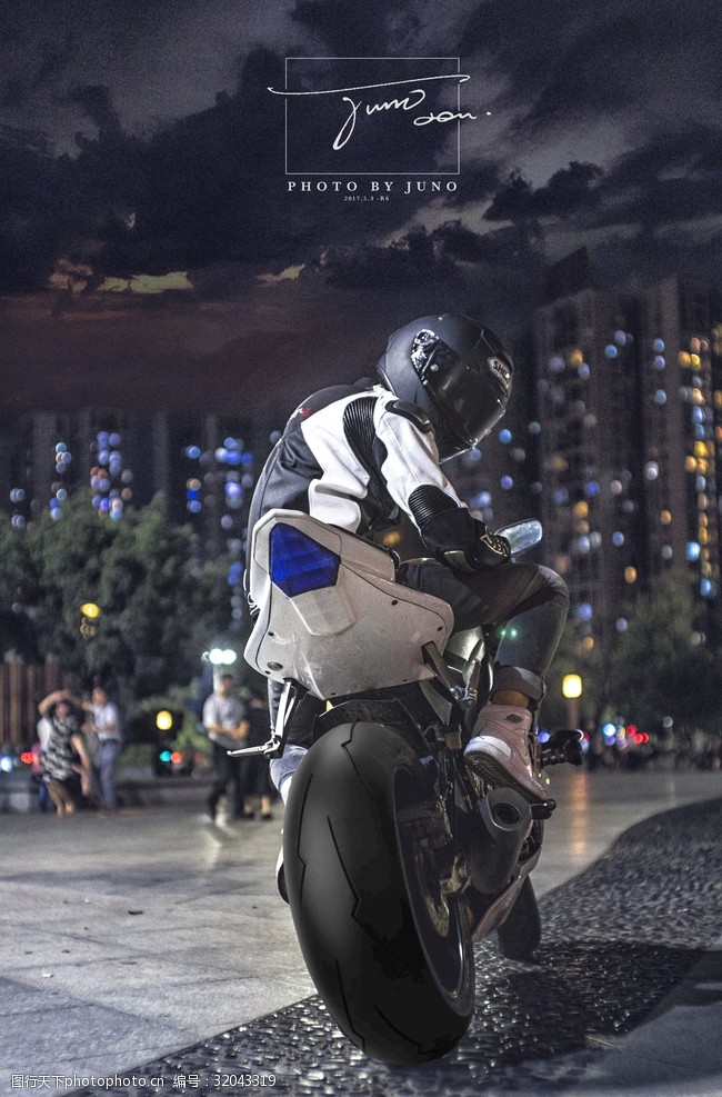 雅马哈戴头盔骑着摩托车