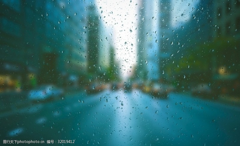 街旁从玻璃窗看下雨天的街道