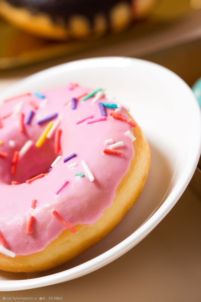 多拿滋多彩糖粒甜甜圈摄影图