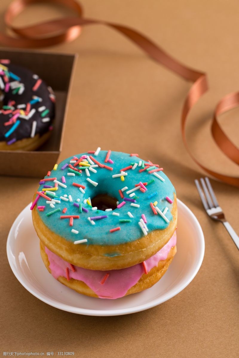 多拿滋摄影图实物图多彩糖粒甜甜圈7