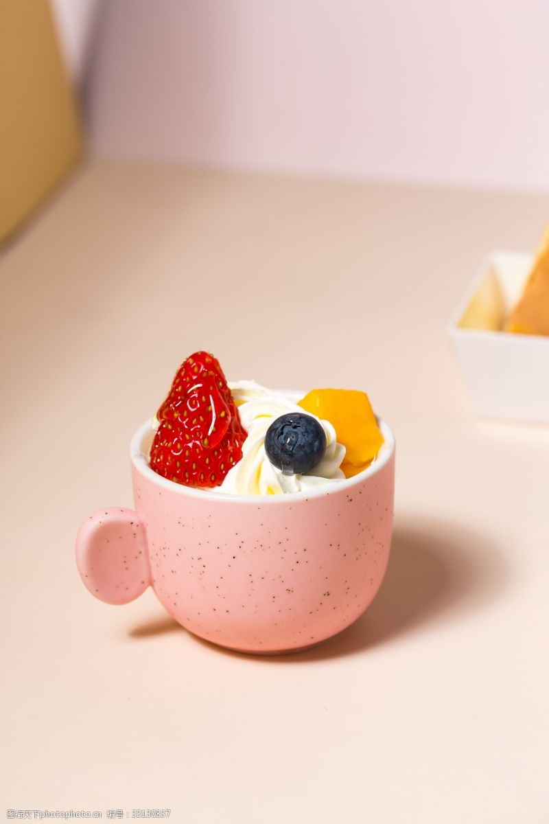 多拿滋摄影图实物图粉色杯子水果蛋糕6