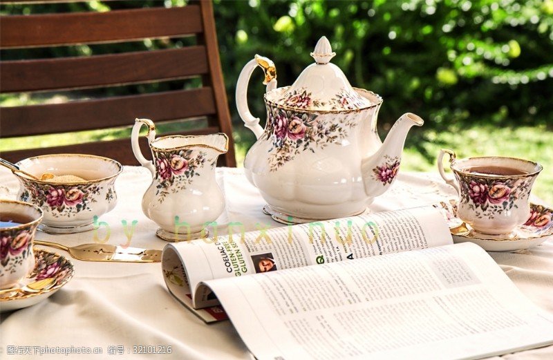 庭院餐厅白色和粉红色的花陶瓷茶具