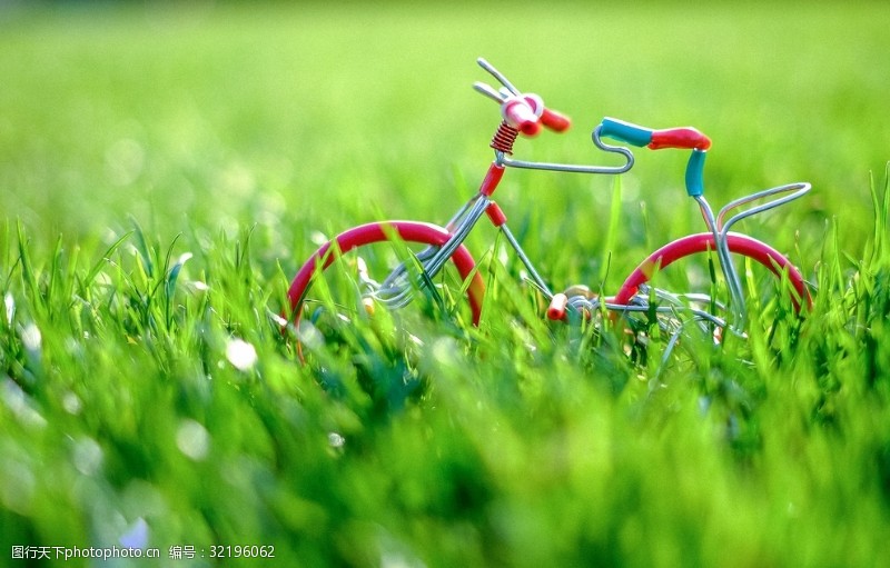 感受春天绿色草地里的自行车模型