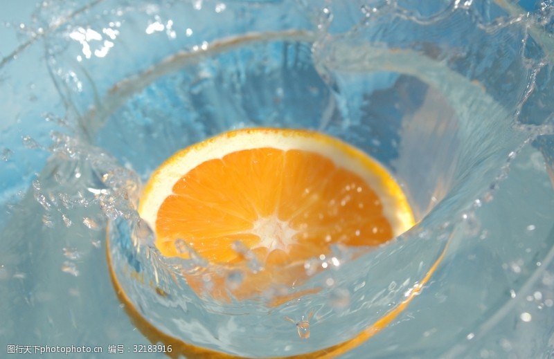 流动的酒飞溅的橙色柠檬