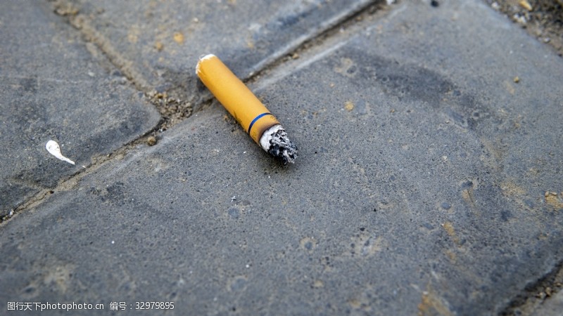 燃烧的香烟教育宣传系列之一颗落在地上的烟头
