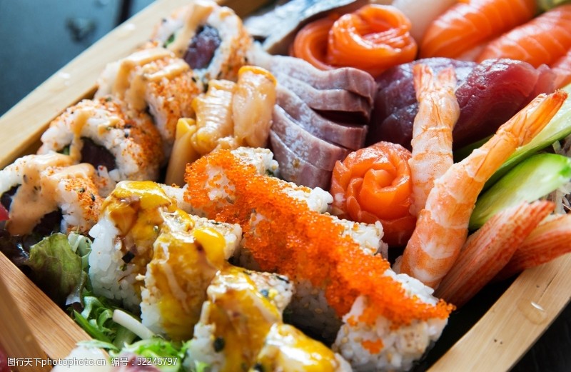 新鲜寿司鱼生刺身与寿司