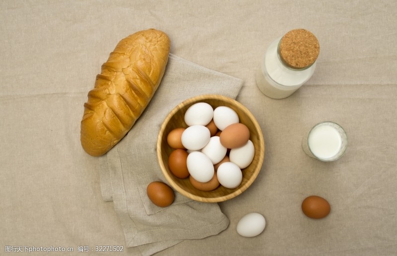 牛奶和面包早餐鸡蛋和面包