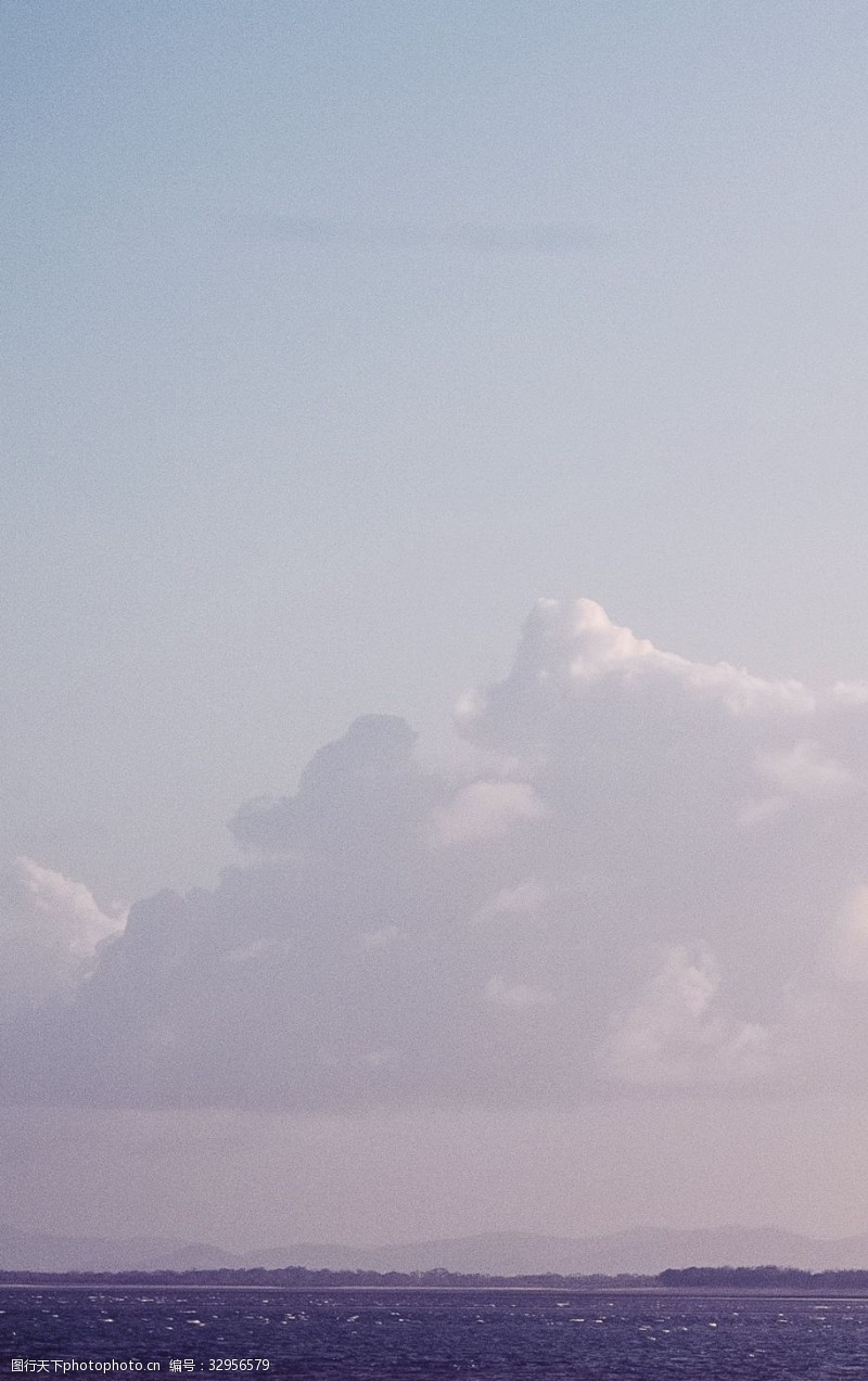 千库原创远处海平面上的白云