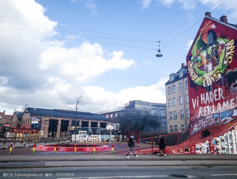 千库原创丹麦街景和红色巨大涂鸦