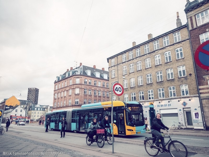 千库原创丹麦街头的公交车和建筑