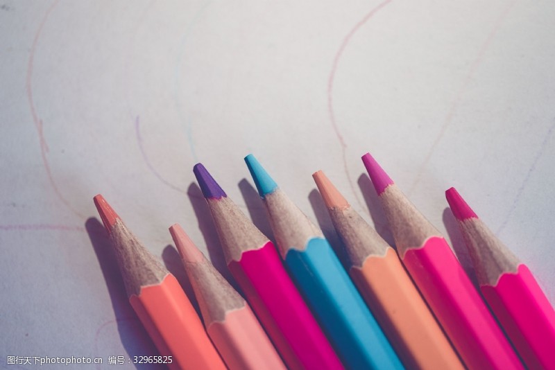 变换粉色蓝色橙色的铅笔