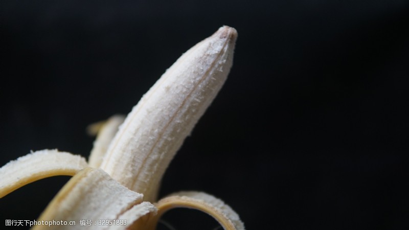 健康食物刚刚剥皮的香蕉手势动作