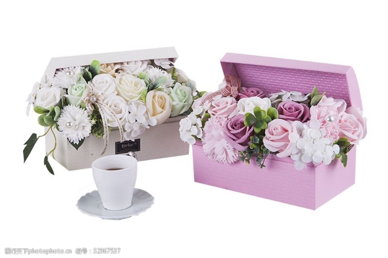 两盒礼盒装的新鲜花朵