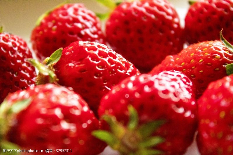 口红甜美的草莓摄影照片