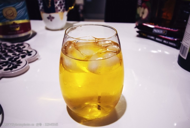 千库原创加了冰块的黄色饮料
