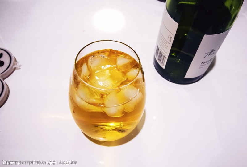 千库原创漂浮着冰块的酒杯和酒瓶