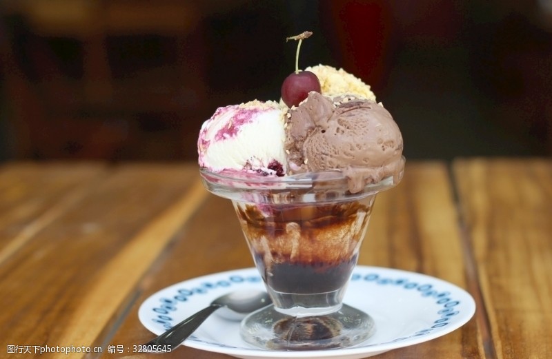 草莓冰淇淋雪糕