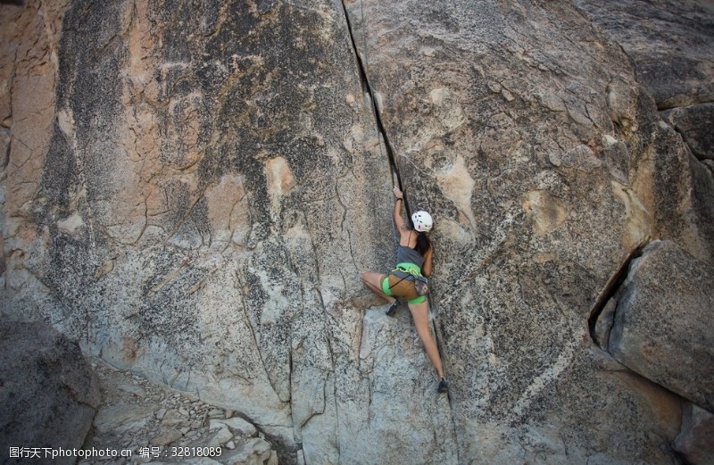 登山人物攀岩运动