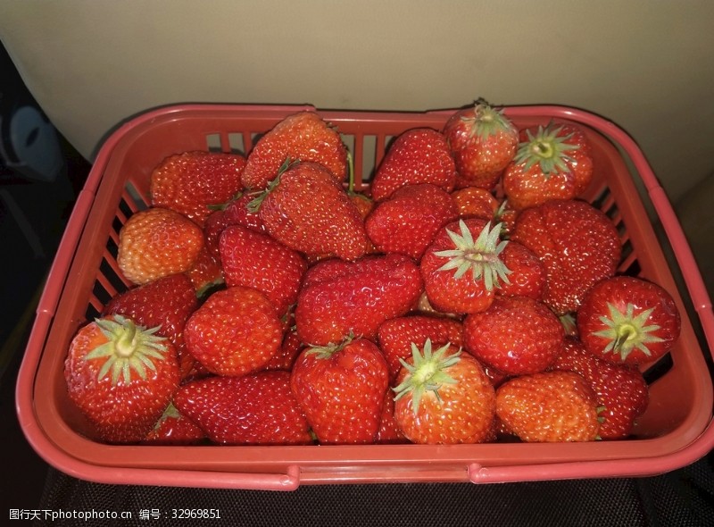 口红篮子里的草莓