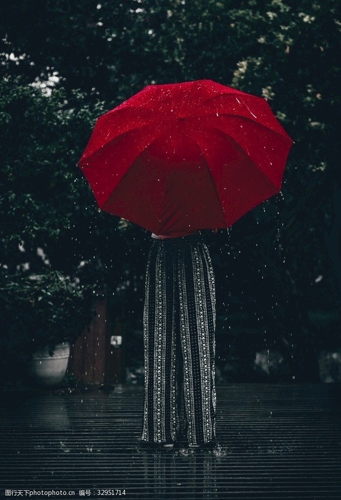 打伞人红伞女孩