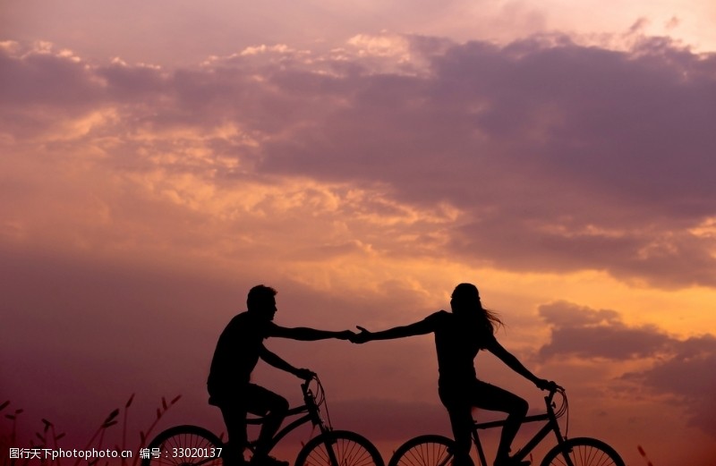 骑车子的人骑自行车的情侣