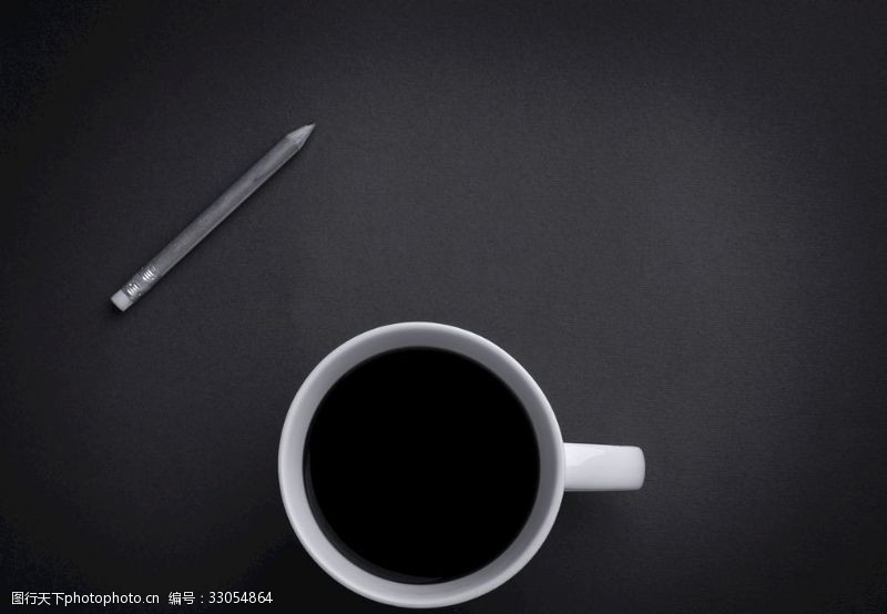 咖啡写真在灰色铅笔附近的白色陶瓷茶杯黑
