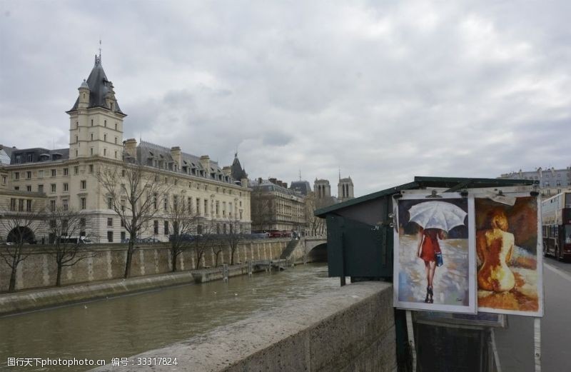 巴黎之旅打雨伞的女人