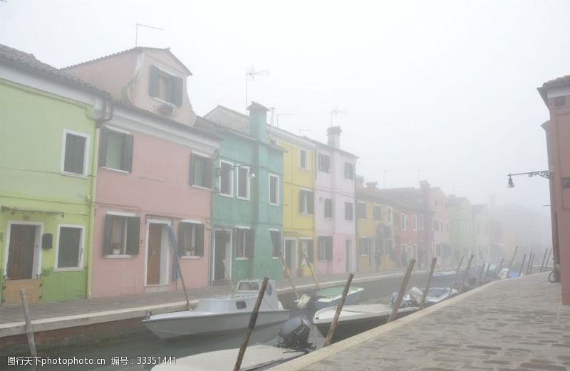 欧洲之旅晨雾中的彩色岛