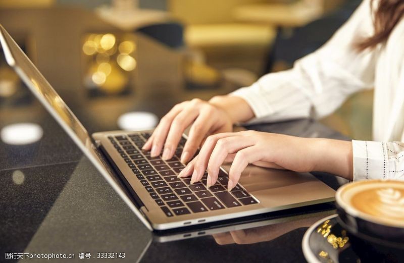 职场女性职场白领用笔记本电脑打字